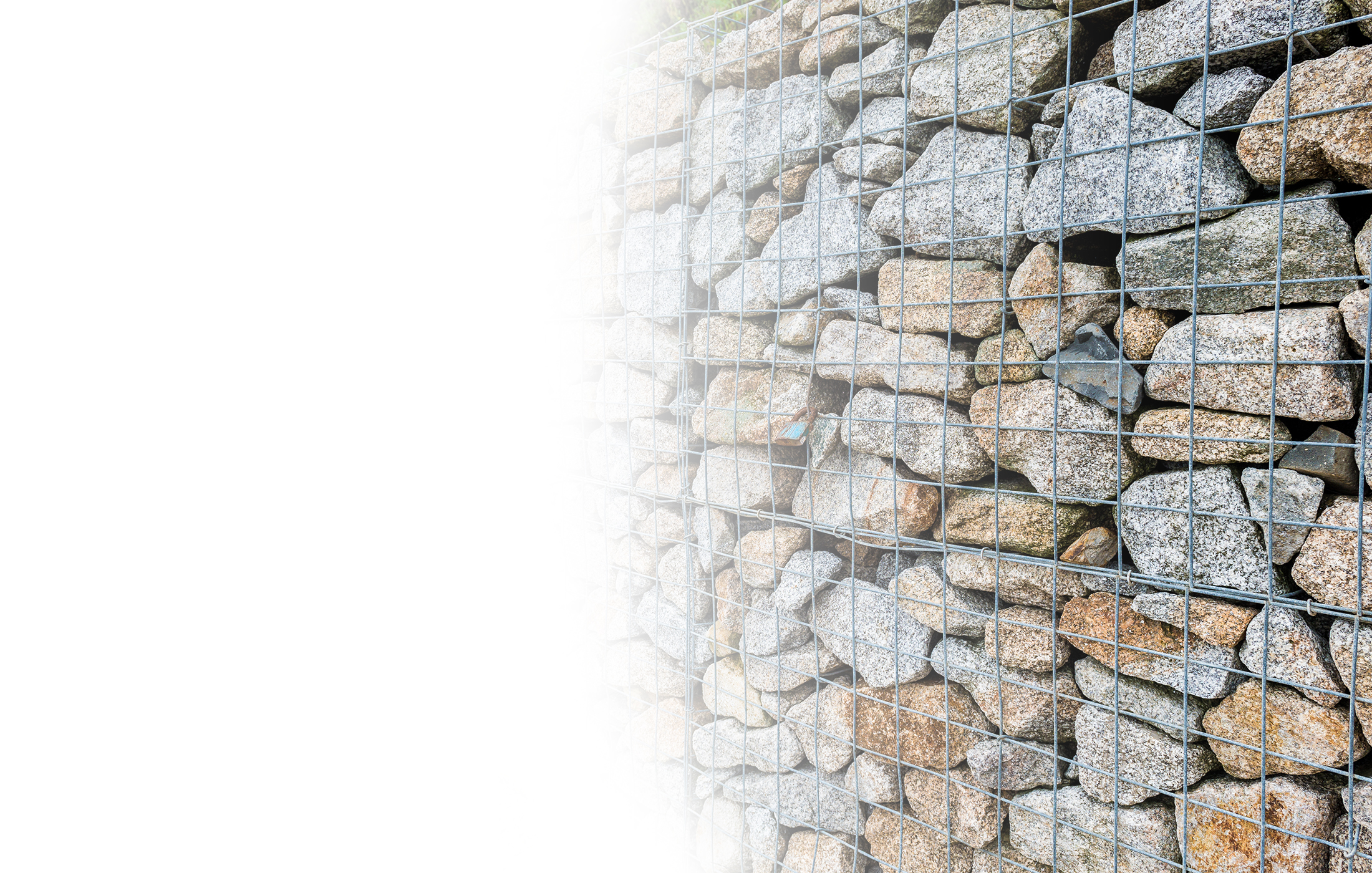 steinmauer-in-gitterwand-befestigt
